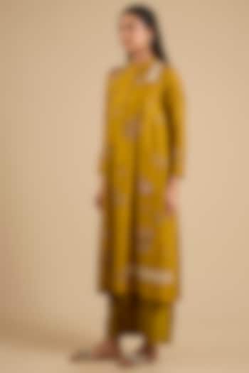 Yellow Mulberry Silk Hand Embroidered Kurta Set by Divyam Mehta at Pernia's Pop Up Shop