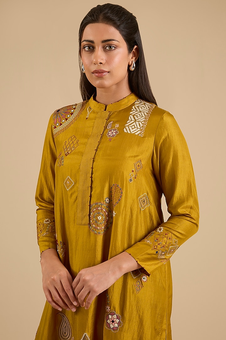 Yellow Mulberry Silk Hand Embroidered Kurta Set by Divyam Mehta at Pernia's Pop Up Shop