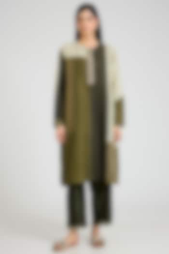 Green Mulberry Silk Block Printed Kurta Set by Divyam Mehta at Pernia's Pop Up Shop