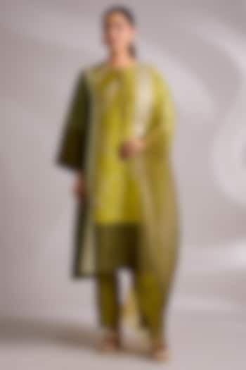 Yellow Mulberry Silk Floral Hand Embroidered Kurta Set by Divyam Mehta at Pernia's Pop Up Shop