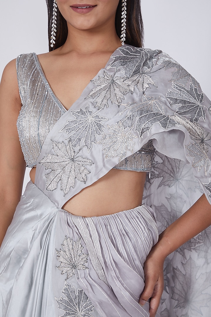 Grey Aari Embroidered Handcrafted Reception Saree Set by Dipti Chhabra at Pernia's Pop Up Shop
