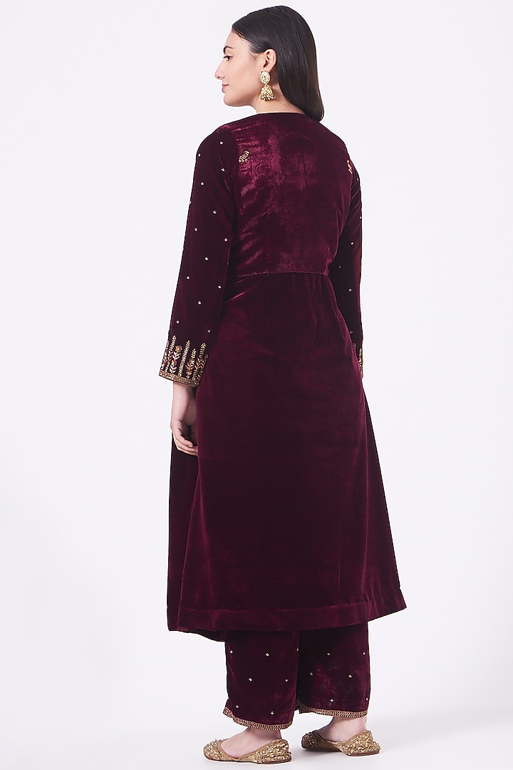 Wine Embroidered Kurta Set by Dipti Chhabra at Pernia's Pop Up Shop