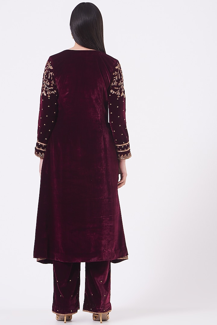 Wine Aari Embroidered Kurta Set by Dipti Chhabra at Pernia's Pop Up Shop