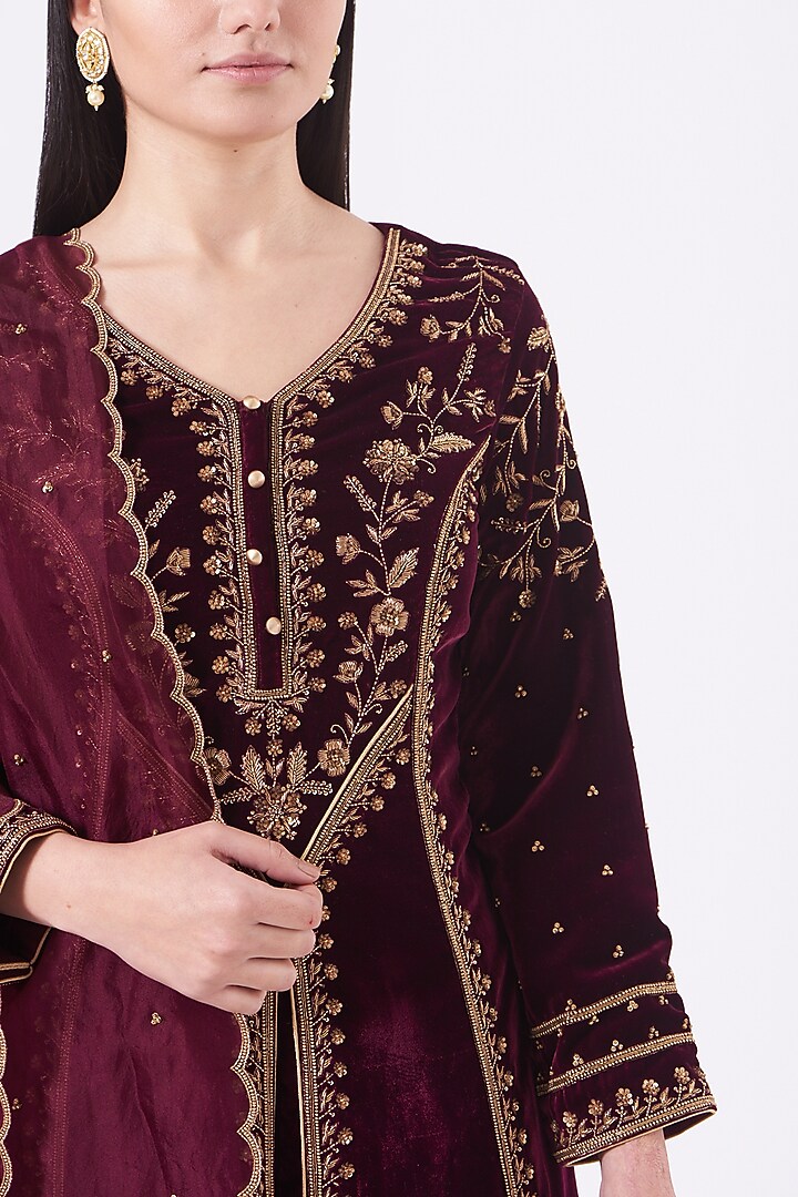 Wine Aari Embroidered Kurta Set by Dipti Chhabra at Pernia's Pop Up Shop