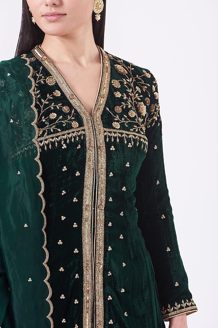 Bottle Green Swed Velvet Long Kurta Set by Dipti Chhabra at Pernia's Pop Up Shop