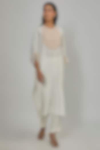 Ivory Dupion Kaftan Set by Disha Patil at Pernia's Pop Up Shop