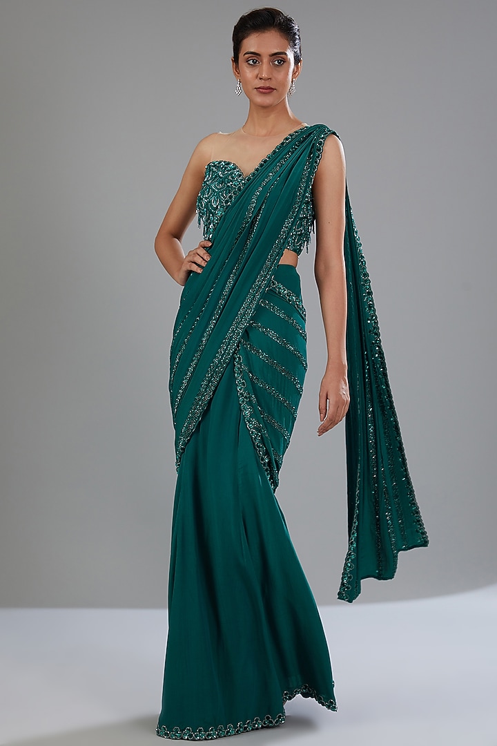 Emerald Green Crepe Embellished Fish Cut Draped Wedding Saree Set by Disha Patil at Pernia's Pop Up Shop