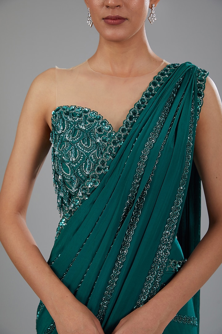 Emerald Green Crepe Embellished Fish Cut Draped Wedding Saree Set by Disha Patil at Pernia's Pop Up Shop