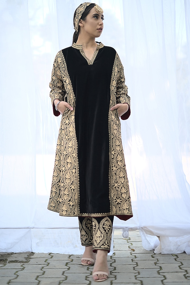 Black Velvet Phiran Kurta Set by Daljit Sudan at Pernia's Pop Up Shop