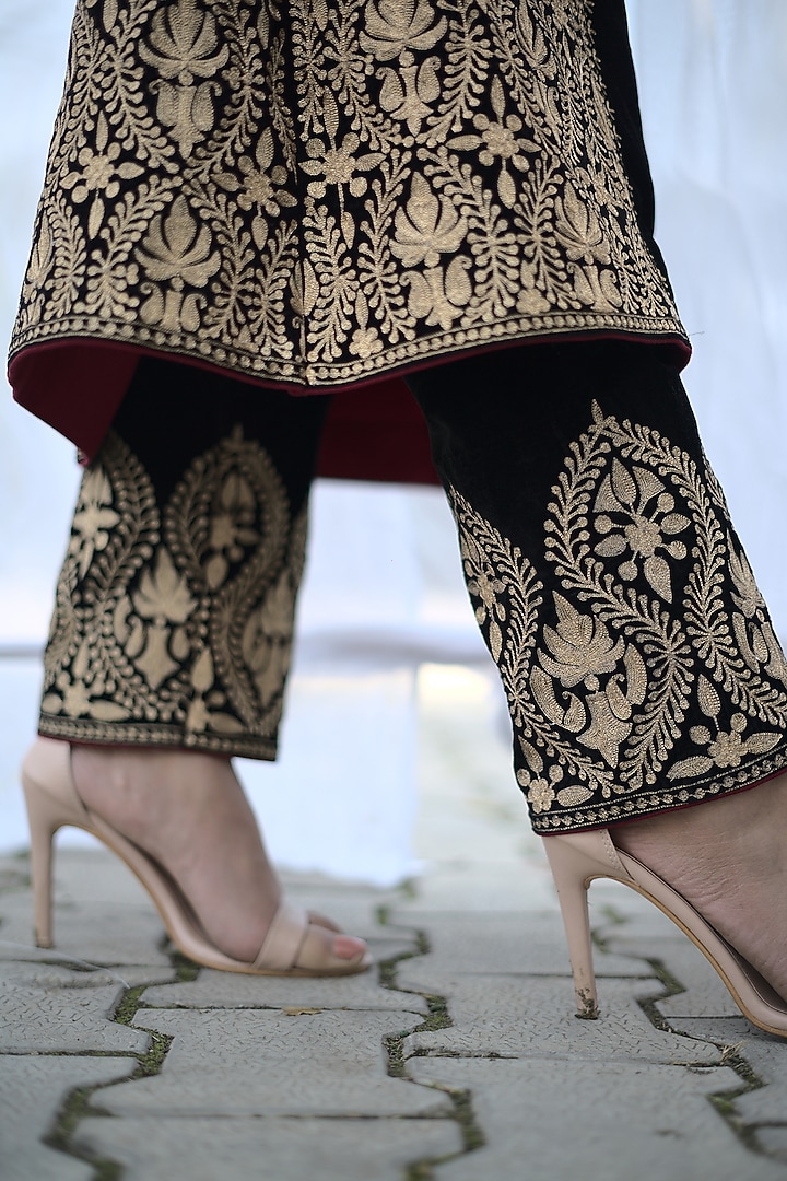 Black Velvet Phiran Kurta Set by Daljit Sudan at Pernia's Pop Up Shop