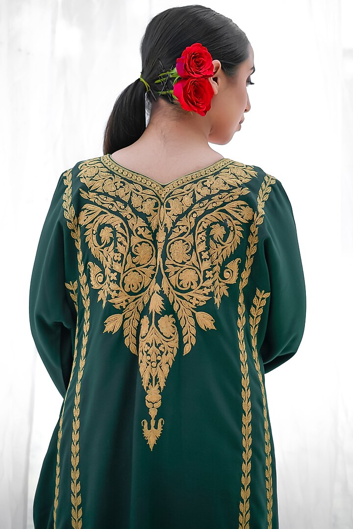 Dark Green Embroidered Phiran Kurta Set by Daljit Sudan at Pernia's Pop Up Shop