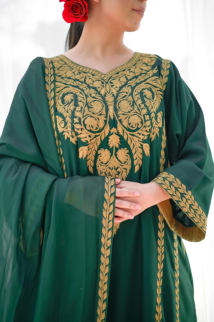Dark Green Embroidered Phiran Kurta Set by Daljit Sudan at Pernia's Pop Up Shop