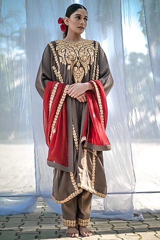 Grey Embroidered Phiran Kurta Set by Daljit Sudan