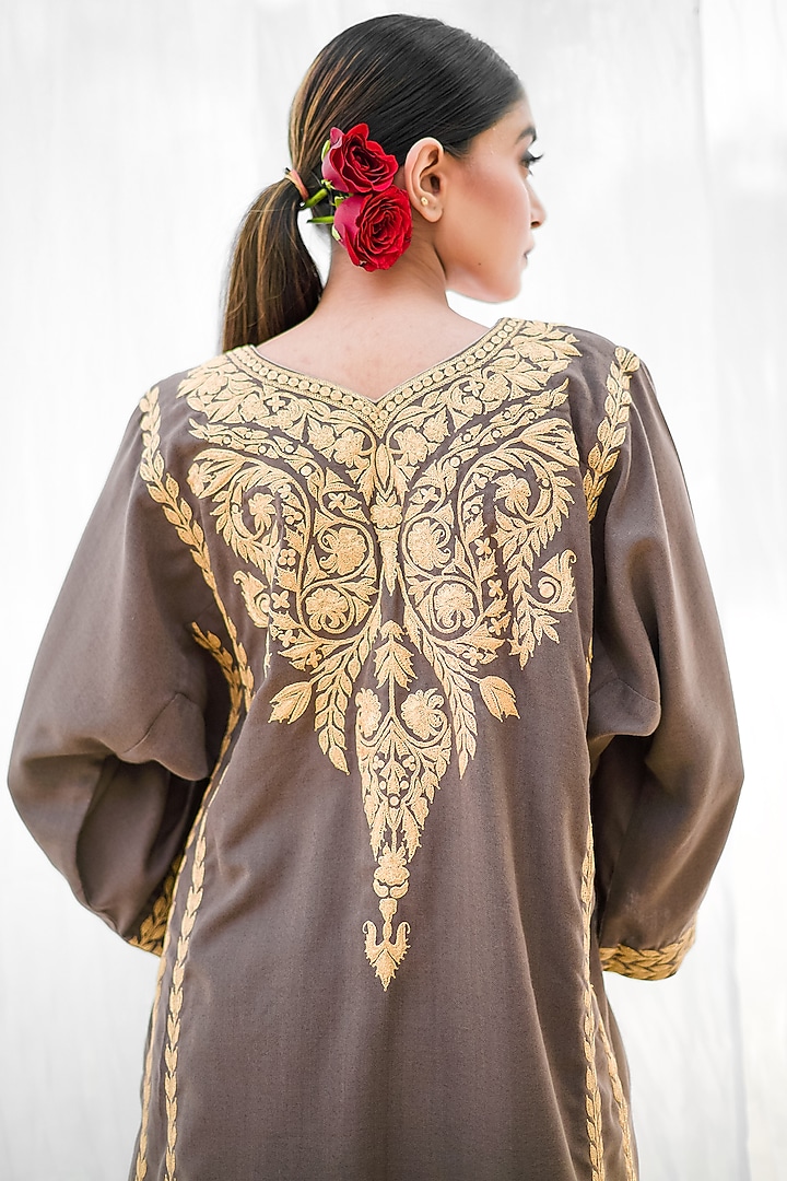 Grey Embroidered Phiran Kurta Set by Daljit Sudan at Pernia's Pop Up Shop