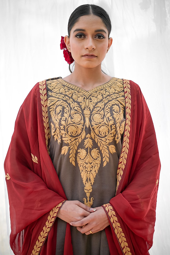 Grey Embroidered Phiran Kurta Set by Daljit Sudan at Pernia's Pop Up Shop