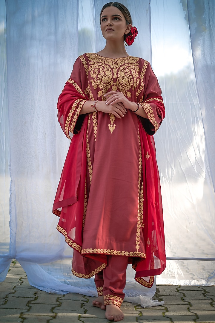 Red Embroidered Phiran Kurta Set by Daljit Sudan at Pernia's Pop Up Shop