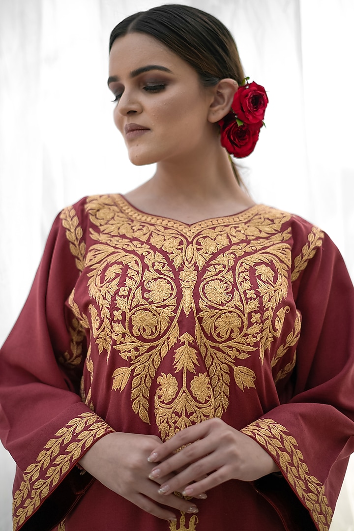 Red Embroidered Phiran Kurta Set by Daljit Sudan at Pernia's Pop Up Shop