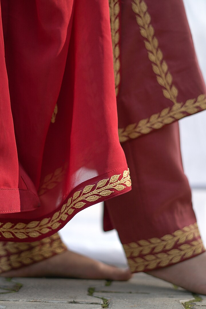 Red Embroidered Phiran Kurta Set by Daljit Sudan at Pernia's Pop Up Shop