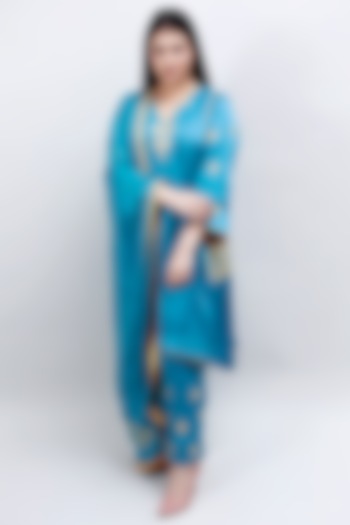 Blue Embroidered Phiran Kurta Set by Daljit Sudan at Pernia's Pop Up Shop