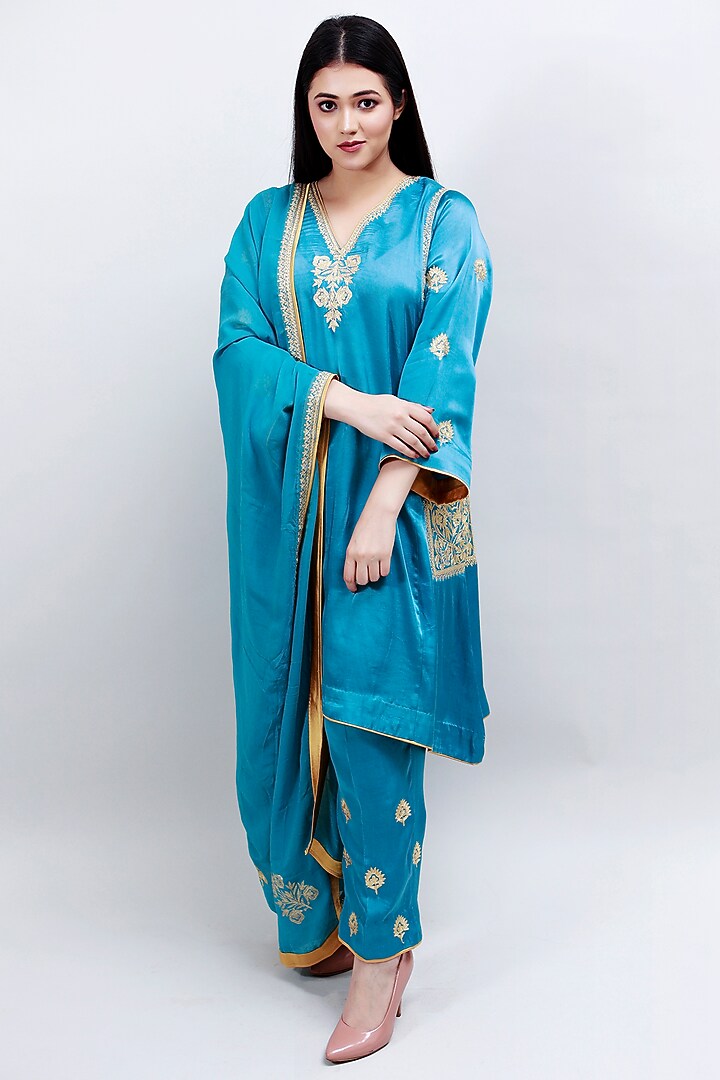 Blue Embroidered Phiran Kurta Set by Daljit Sudan at Pernia's Pop Up Shop