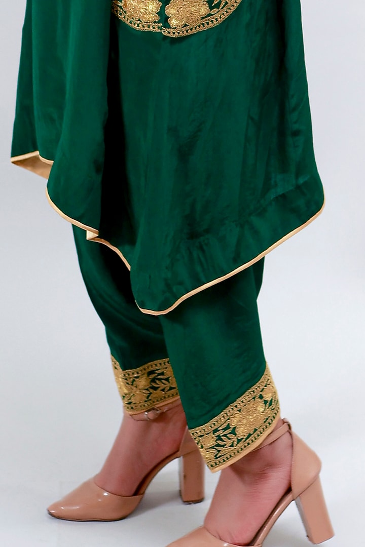 Emerald Green Embroidered Phiran Kurta Set by Daljit Sudan at Pernia's Pop Up Shop