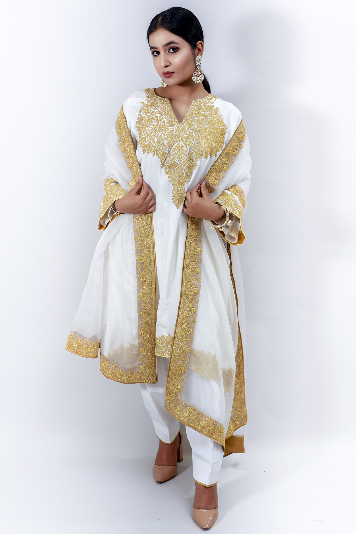 White Embroidered Kurta Set by Daljit Sudan at Pernia's Pop Up Shop