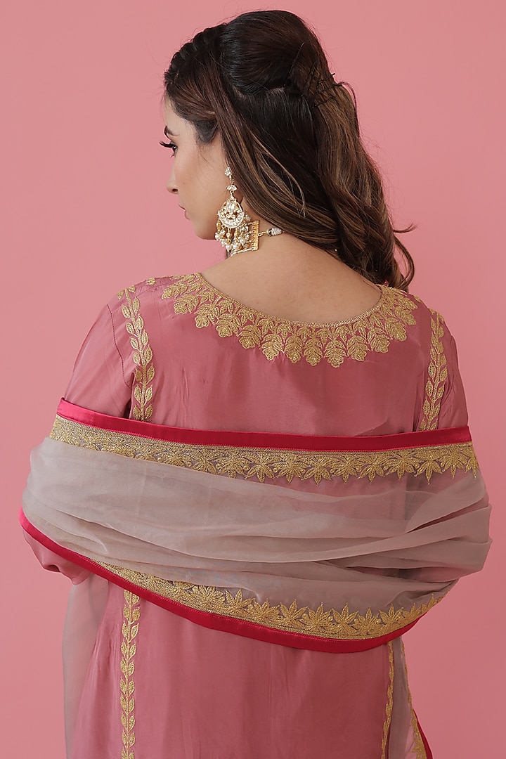Rose Pink Embroidered Kurta Set by Daljit Sudan at Pernia's Pop Up Shop