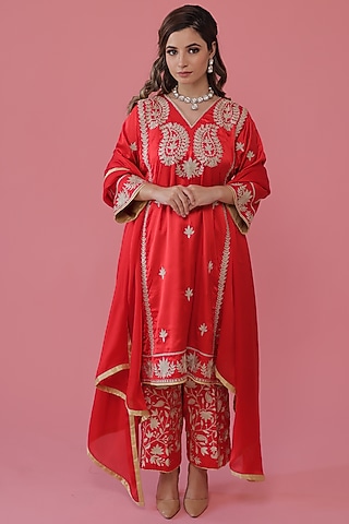 Red Embroidered Kurta Set by Daljit Sudan