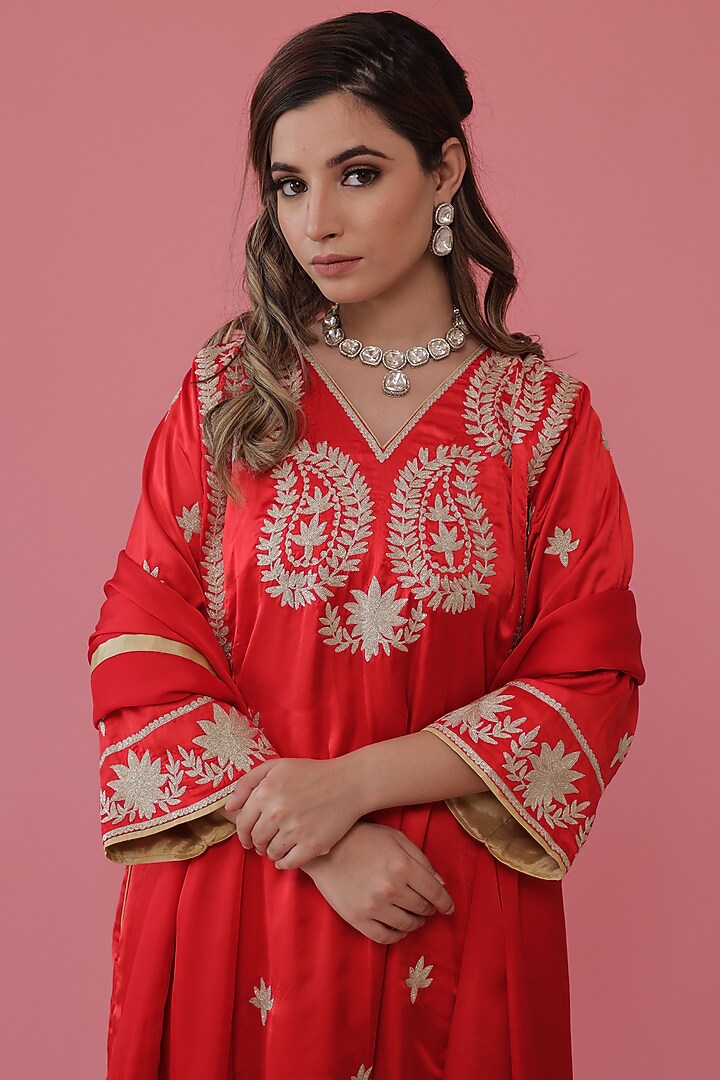 Red Embroidered Kurta Set by Daljit Sudan at Pernia's Pop Up Shop
