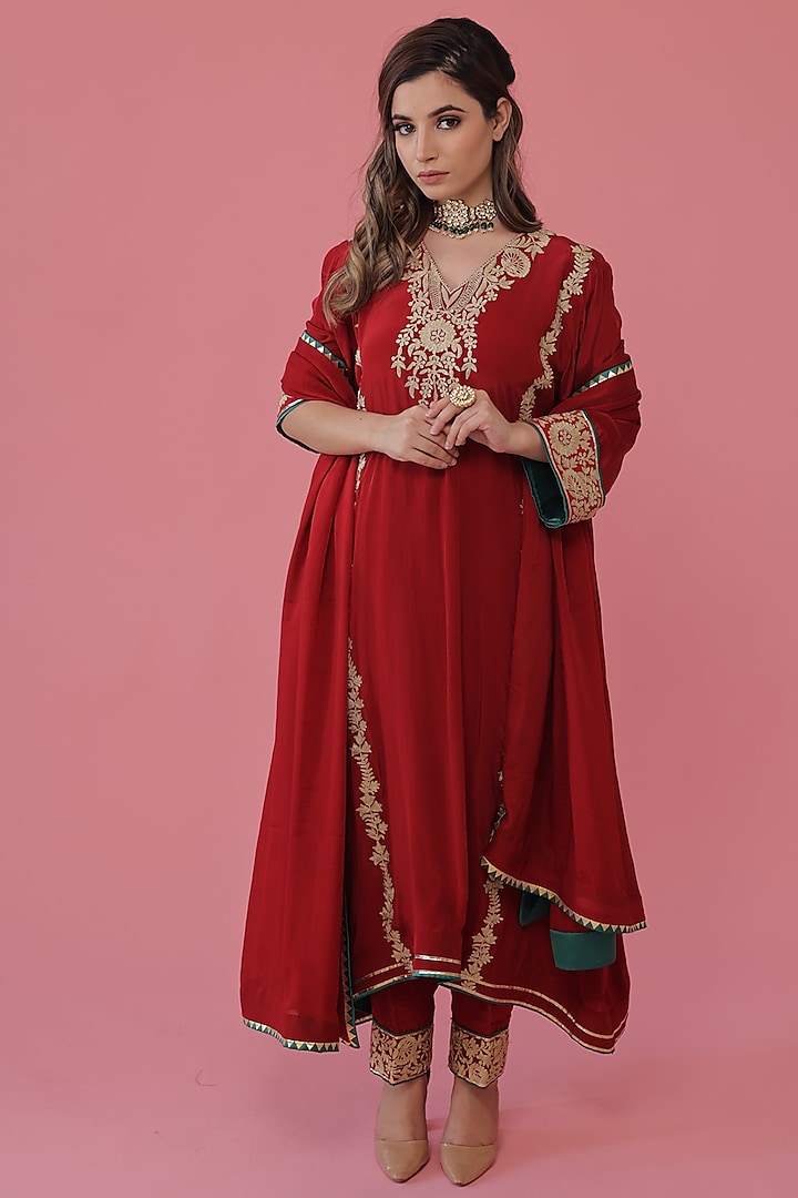 Maroon Embroidered Kurta Set by Daljit Sudan