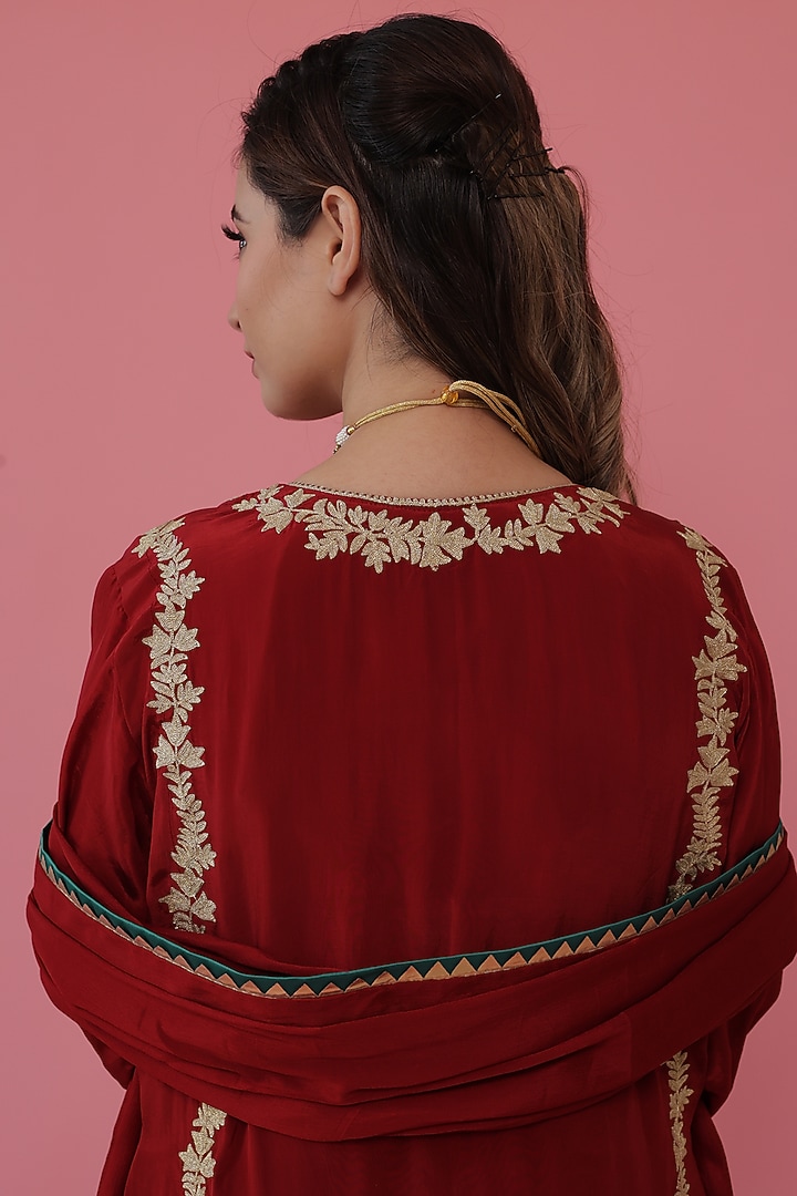 Maroon Embroidered Kurta Set by Daljit Sudan at Pernia's Pop Up Shop