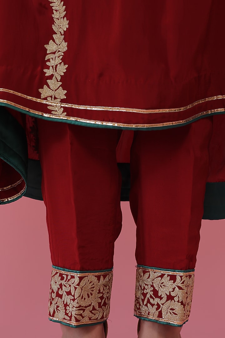 Maroon Embroidered Kurta Set by Daljit Sudan at Pernia's Pop Up Shop