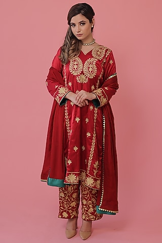 Maroon Aari Embroidered Kurta Set by Daljit Sudan