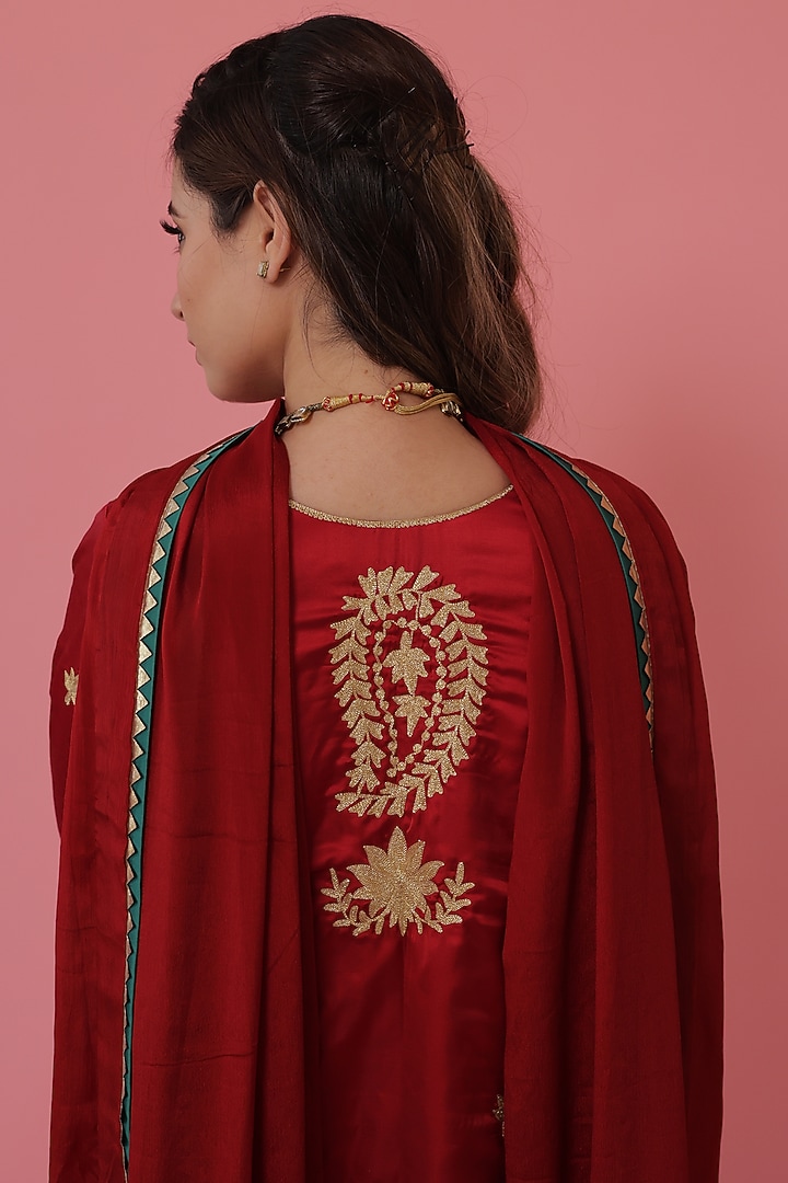 Maroon Aari Embroidered Kurta Set by Daljit Sudan at Pernia's Pop Up Shop