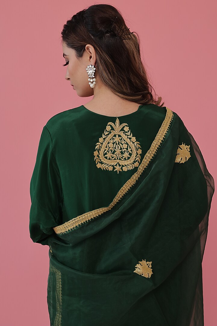 Emerald Green Embroidered Kurta Set by Daljit Sudan at Pernia's Pop Up Shop
