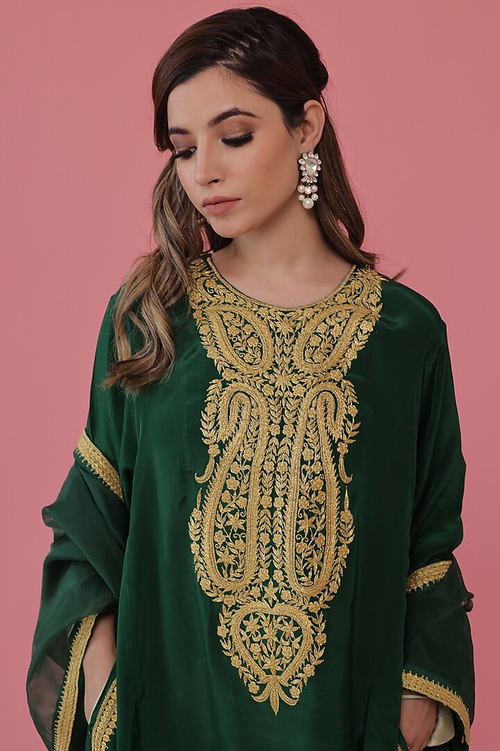Emerald Green Embroidered Kurta Set by Daljit Sudan at Pernia's Pop Up Shop