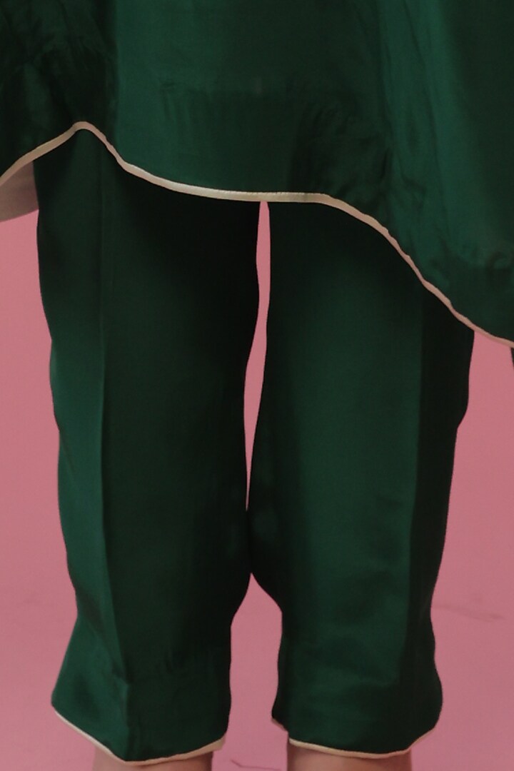 Emerald Green Embroidered Kurta Set by Daljit Sudan at Pernia's Pop Up Shop