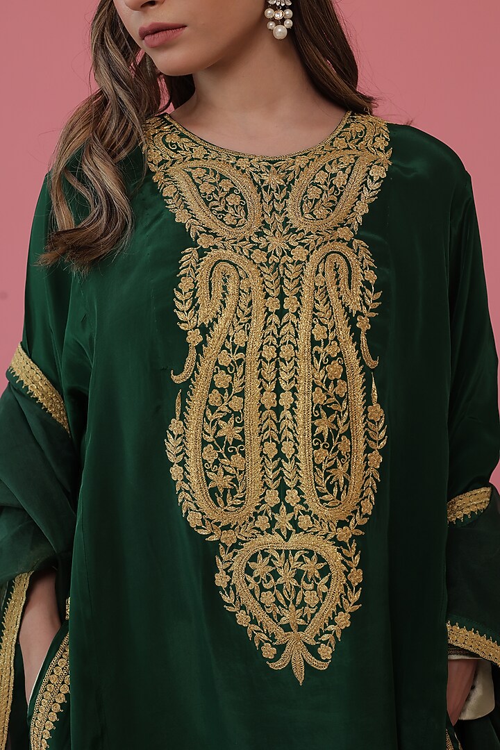 Emerald Green Embroidered Kurta Set by Daljit Sudan at Pernia's Pop Up Shop