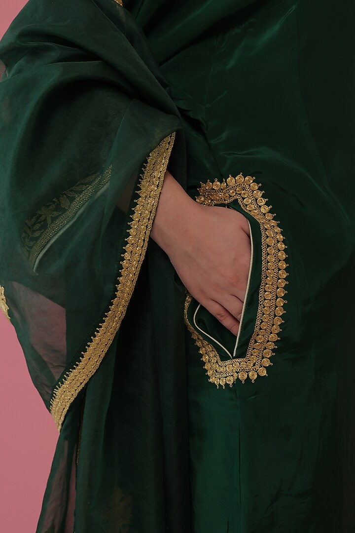 Emerald Green Embroidered Kurta Set by Daljit Sudan at Pernia's Pop Up Shop