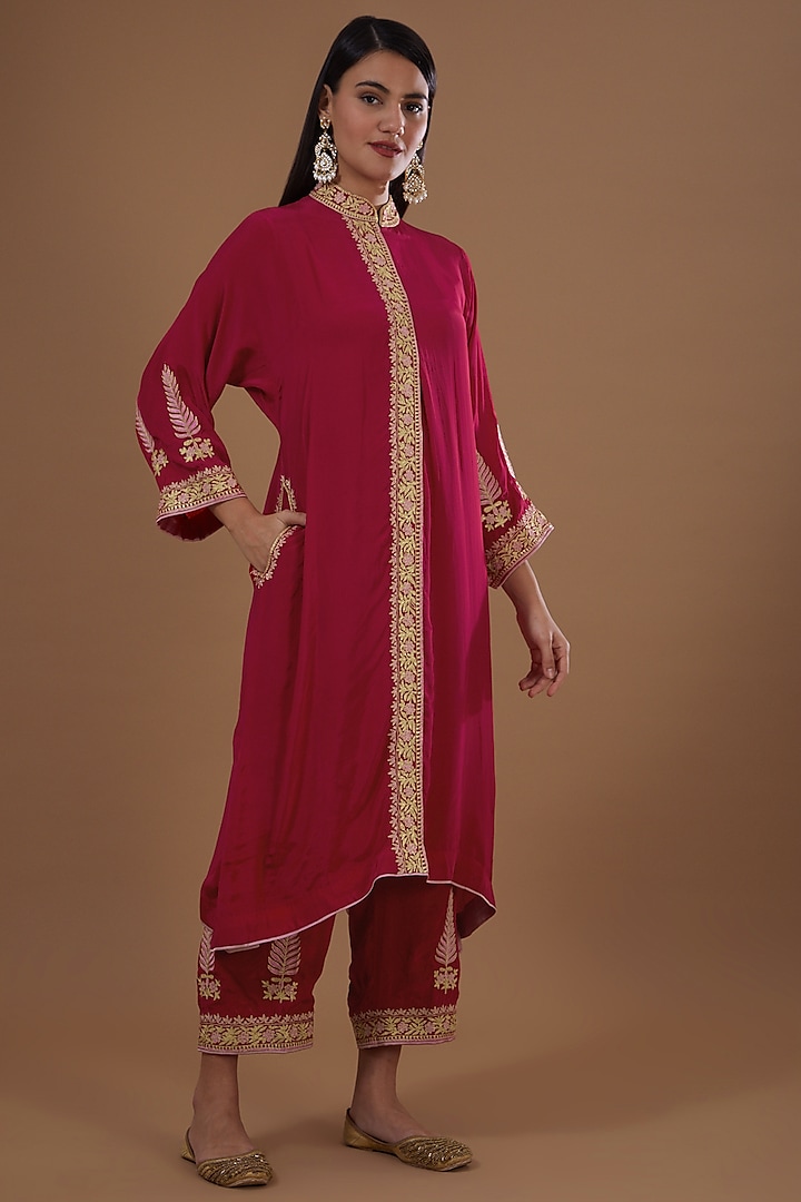 Magenta Crepe Embroidered Kurta Set by Daljit Sudan at Pernia's Pop Up Shop