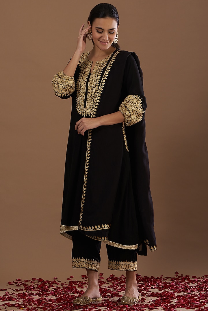 Black Embroidered Kurta Set by Daljit Sudan at Pernia's Pop Up Shop