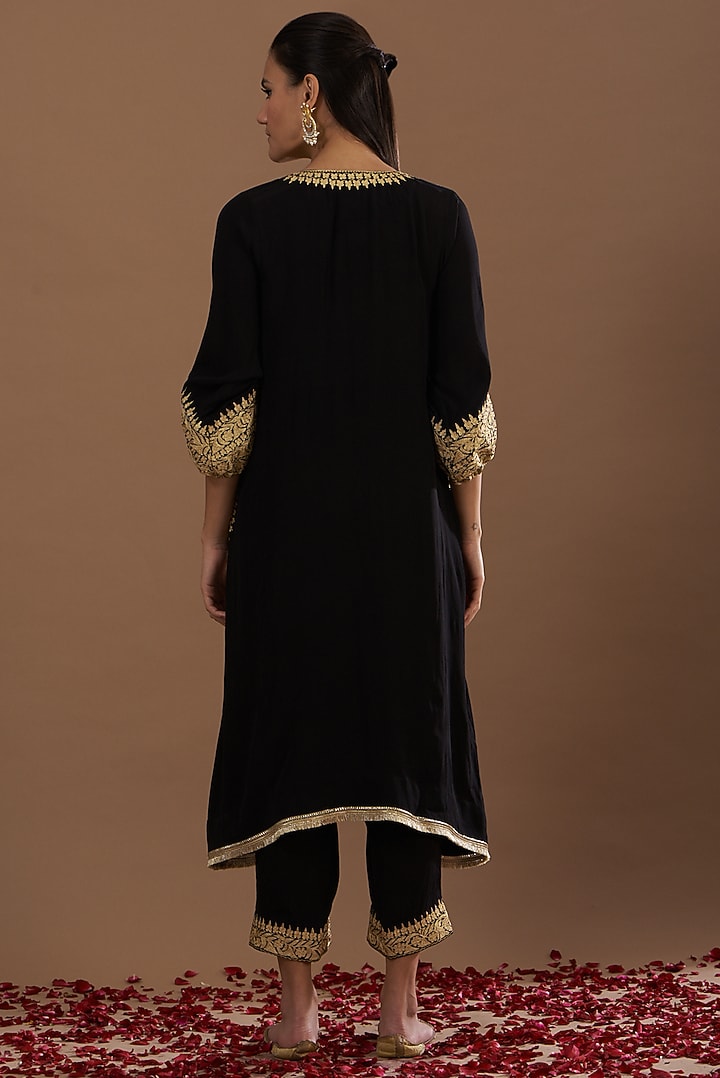 Black Embroidered Kurta Set by Daljit Sudan at Pernia's Pop Up Shop