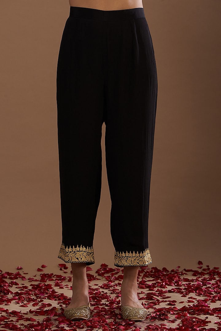 Black Embroidered Kurta Set by Daljit Sudan at Pernia's Pop Up Shop