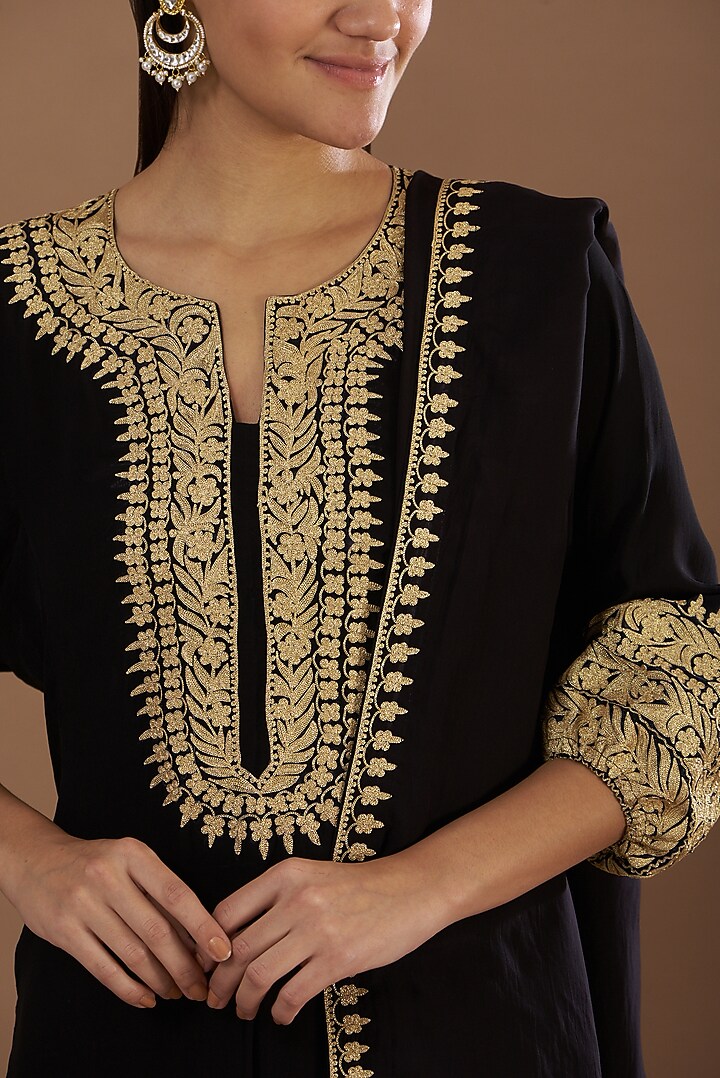 Black Embroidered Kurta Set by Daljit Sudan at Pernia's Pop Up Shop
