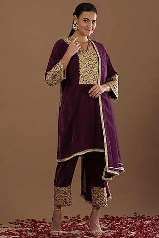 Purple Velvet Embroidered Kurta Set by Daljit Sudan