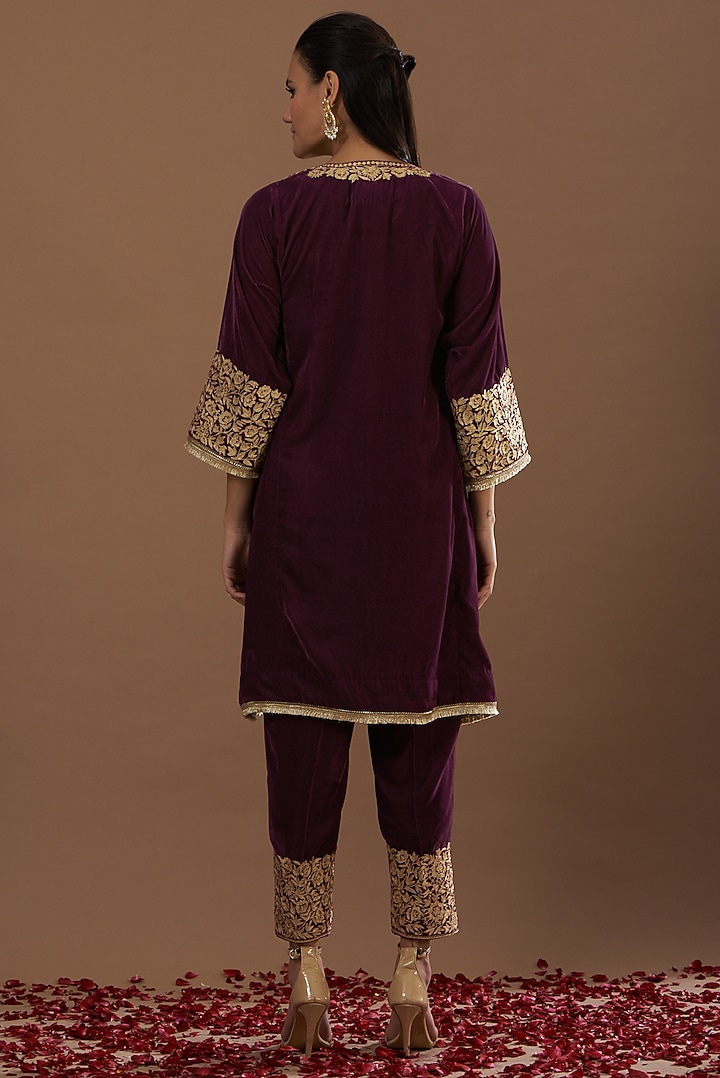 Purple Velvet Embroidered Kurta Set by Daljit Sudan at Pernia's Pop Up Shop