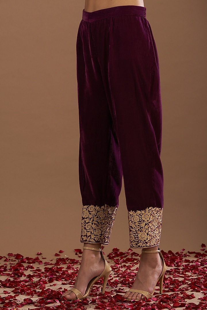 Purple Velvet Embroidered Kurta Set by Daljit Sudan at Pernia's Pop Up Shop