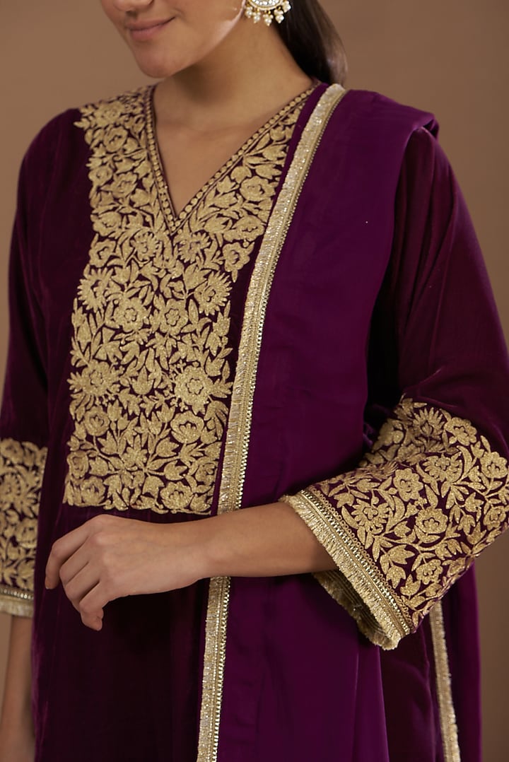 Purple Velvet Embroidered Kurta Set by Daljit Sudan at Pernia's Pop Up Shop