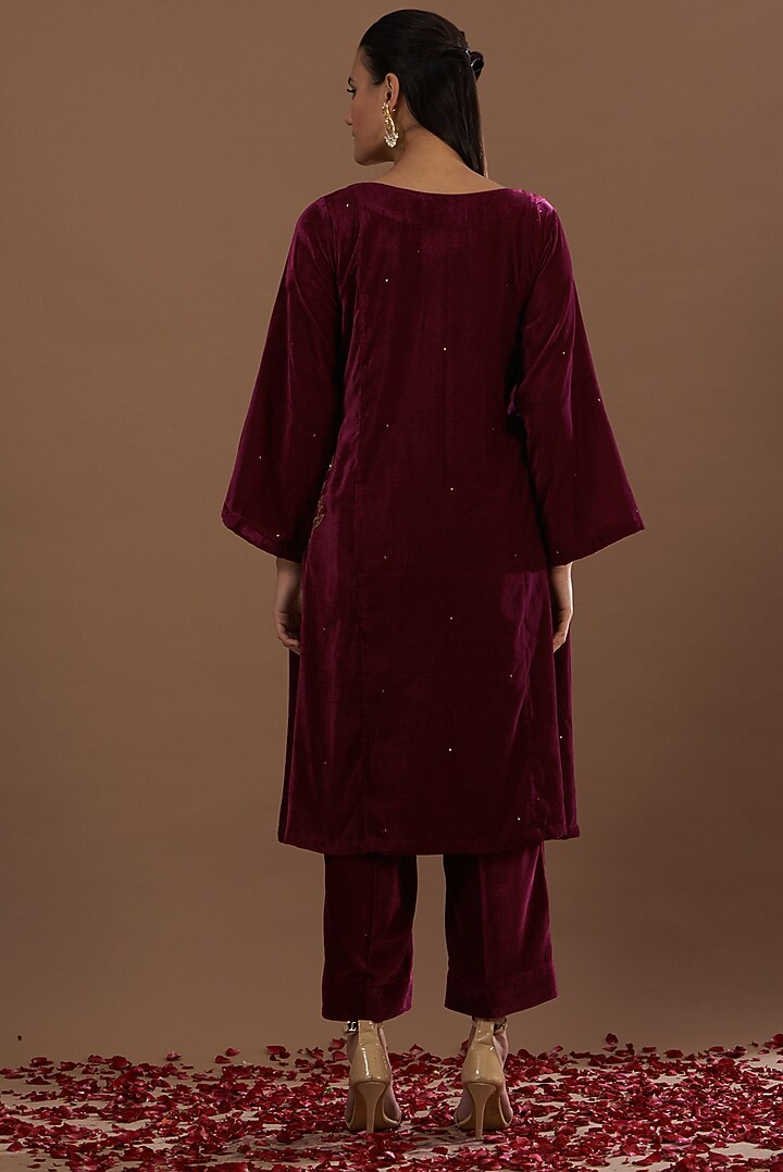 Wine Embroidered Kurta Set by Daljit Sudan at Pernia's Pop Up Shop