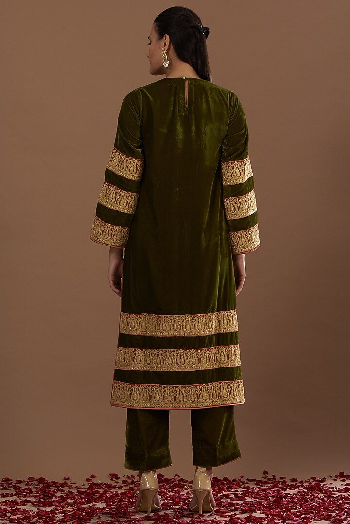 Olive Green Embroidered Kurta Set by Daljit Sudan at Pernia's Pop Up Shop